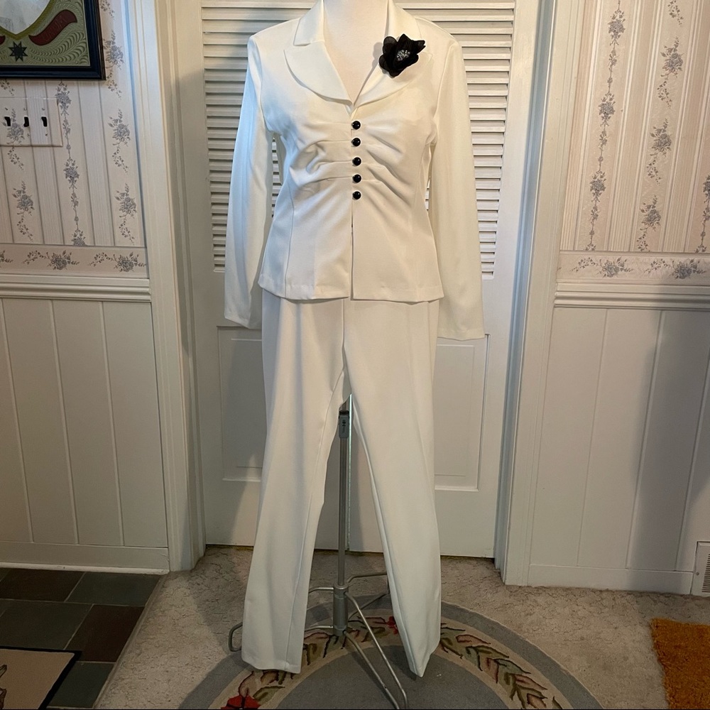 DONUTZ 2 PIECE IVORY PANT SUIT. SIZE 13